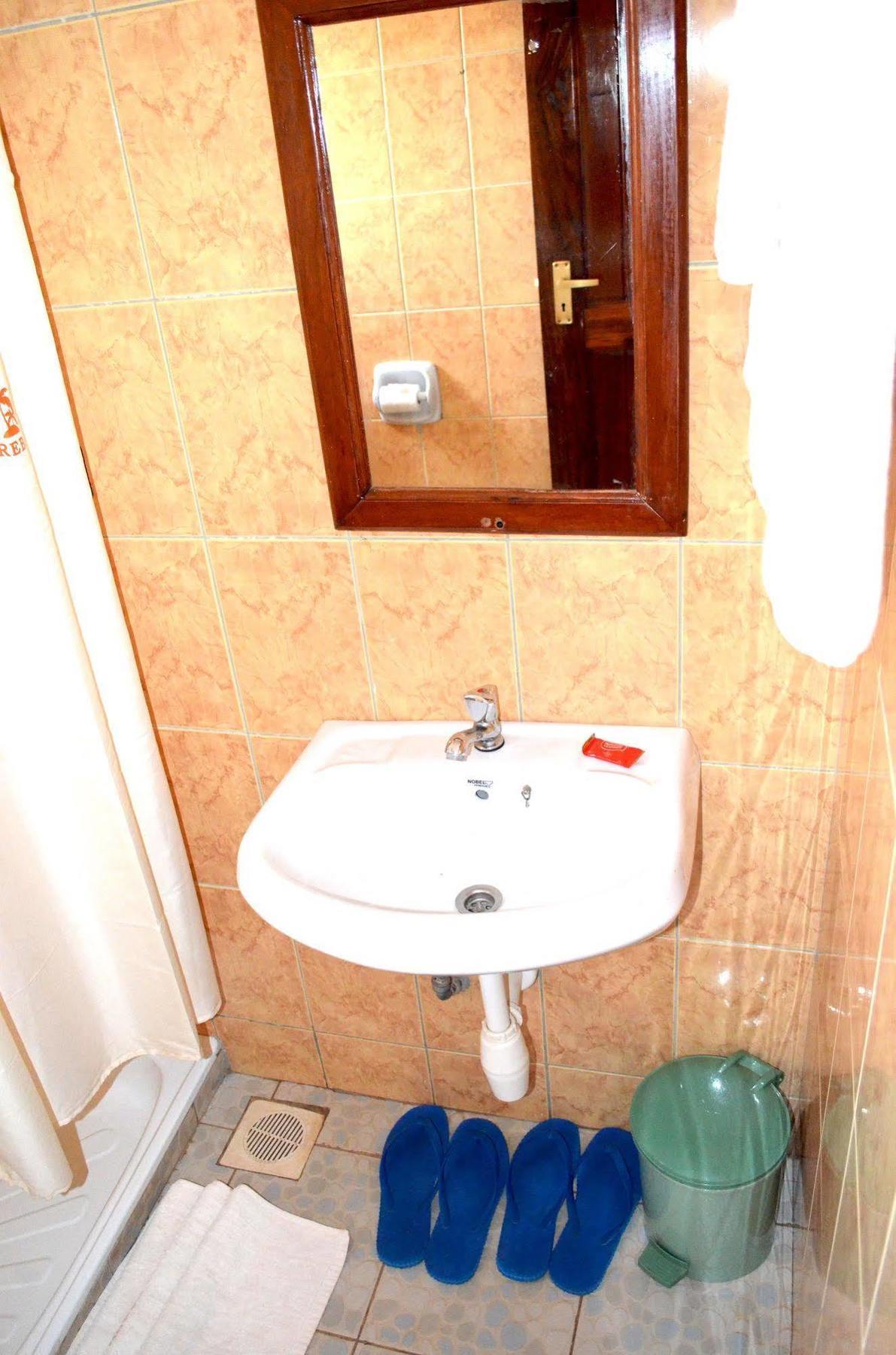 Areba Hotel Entebbe Bagian luar foto