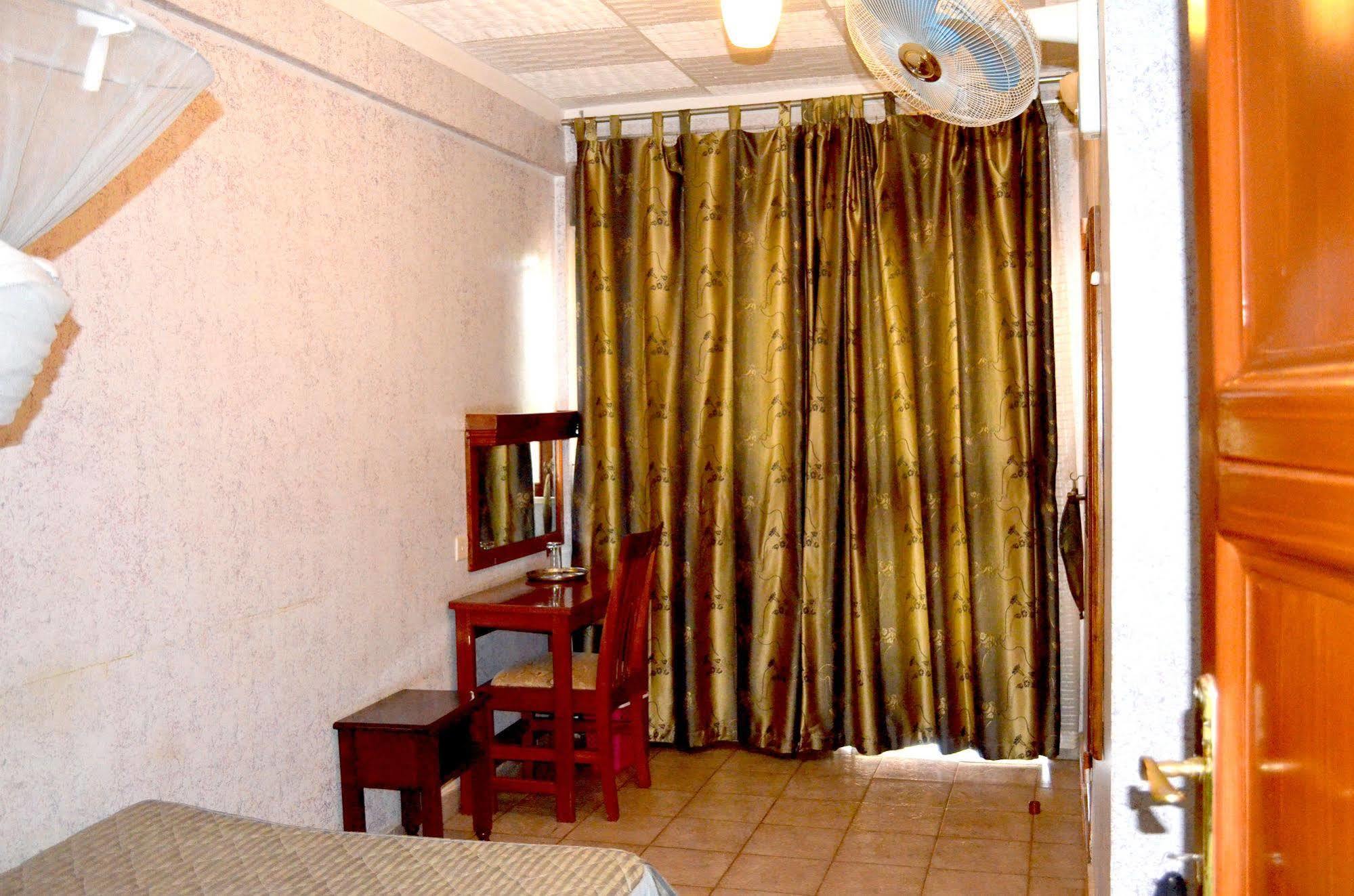 Areba Hotel Entebbe Bagian luar foto